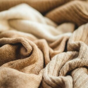 Étoffe en maille beige drapée, détail de la texture