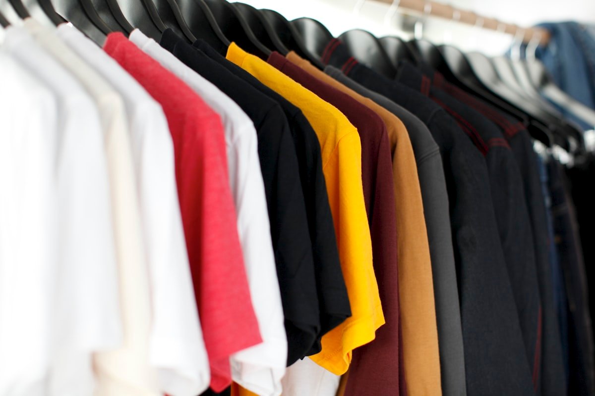 Portant de chemises colorées en boutique
