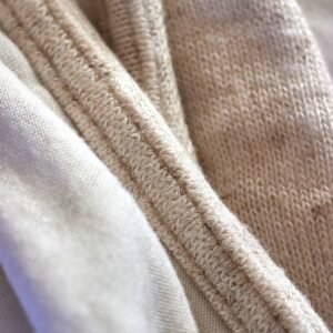Gros plan sur une maille écrue souple en lumière naturelle