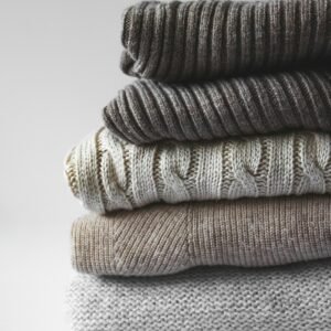 Pulls en maille pliés dans des tons gris et vert-de-gris
